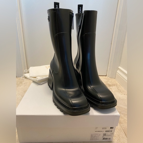 US Size 11 Chloe Rain Boots - Brand New, Never Worn - Picture 4 of 4